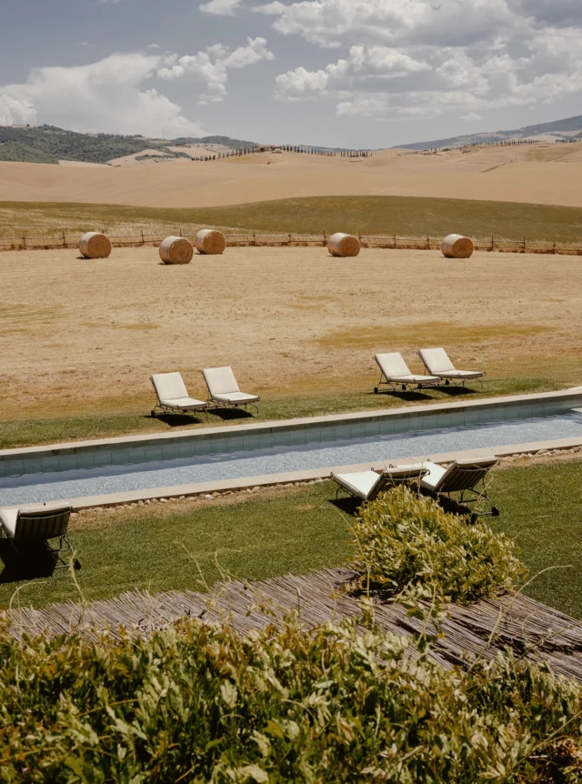 Capita molto raramente di incontrare una coppia che ti lascia la libertà di esprimere la tua fotografia, senza vincoli, senza regole, senza dover necessariamente fare questo e quello, che crede nella TUA fotografia, con rispetto e fiducia. Con Benedetta e tommaso e' stato cosi' fin dal primo istante, dal primo incontro e la magia del loro matrimonio e' un ricordo per sempre.
#Gettingreadybride #destinationwedding