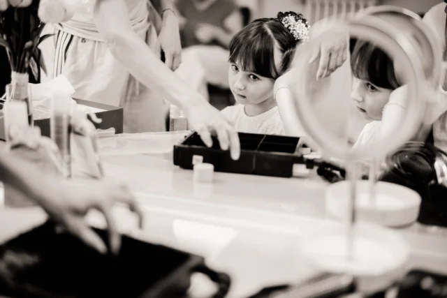 What I love most about photography is when composition, light and emotion come together naturally. A curious gaze, a perfect reflection, hands gently framing the scene… for a brief moment, everything falls exactly where it should. These are the images that remind me that the most beautiful photographs are often the ones you cannot plan. ✨#WeddingPhotography #Composition #Framing #MirrorReflection #VisualStorytelling #CandidMoments #FineArtPhotography #DocumentaryWeddingPhotography #DestinationWeddingPhotographer #KidsAtWeddings #LightAndShadow #MomentDesign #CinematicPhotography #TuscanyWeddingPhotographer #MirkoTurattiPhotography 📸
